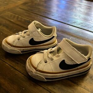 Size 5 Play condition Nike Court Legacy Sneakers